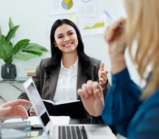 Profissionais colaborando com tecnologia