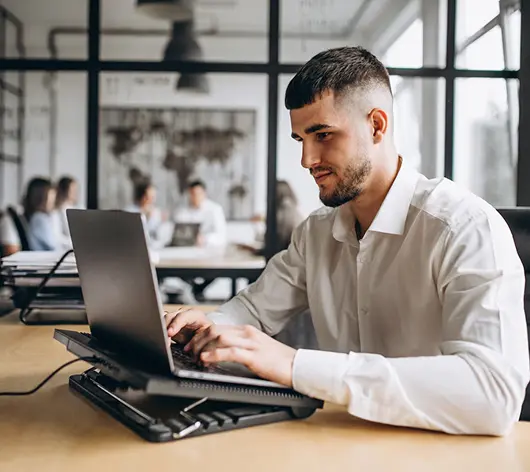 Profissionais colaborando com tecnologia